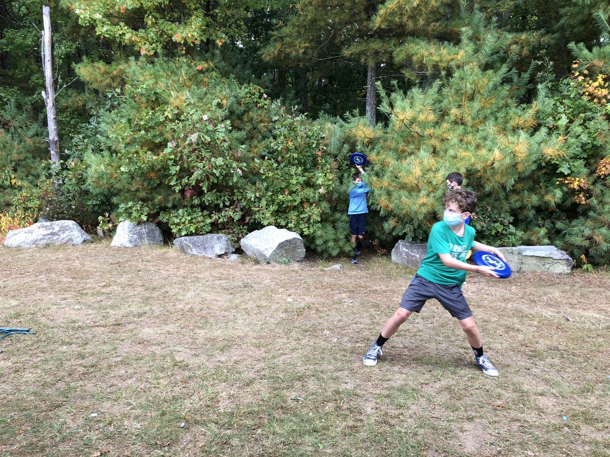BlakeWellness's tweet photo. Grade 6 students getting their turn on the course 2nd period! #bmsed #medfields #discgolf 🥏🌳 https://t.co/BUus3QbVy9