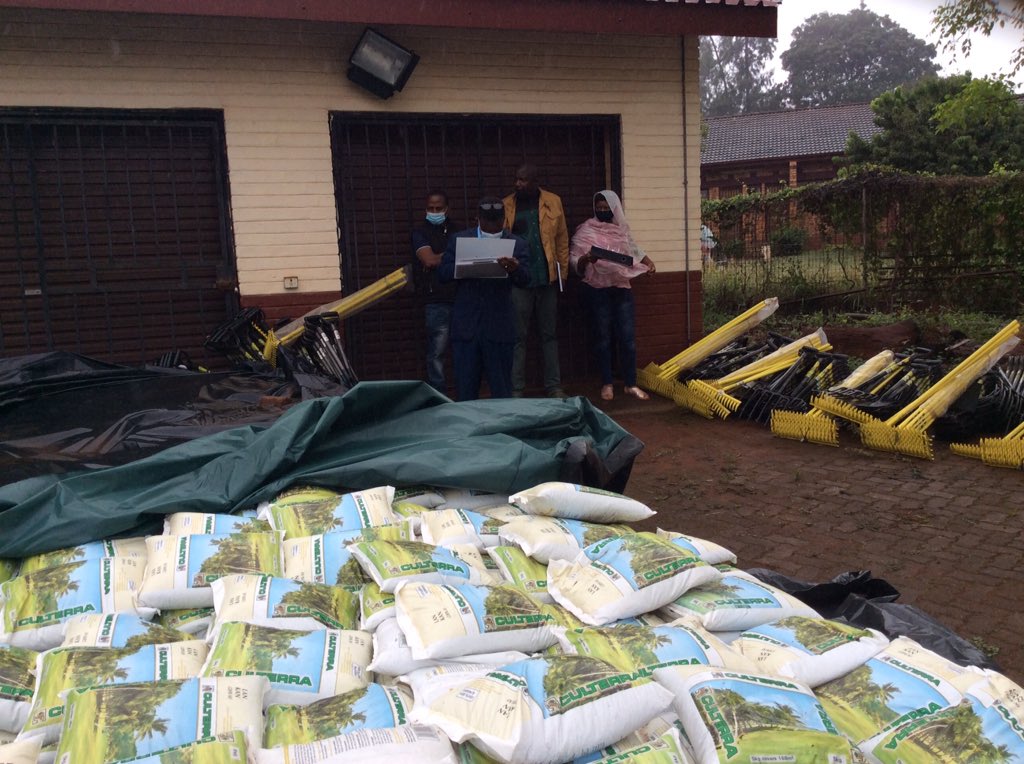 agro_of's tweet photo. Agro Dealers Association of South Africa (ADASA) appreciate honorable @MaiselaJacqui @AgriKilimo and rest of Limpopo department of Agriculture and Rural development for supporting Agrodealer development in SA now farmers will travel 20km radius to get Packet of Seed https://t.co/BjdN4EMkAL