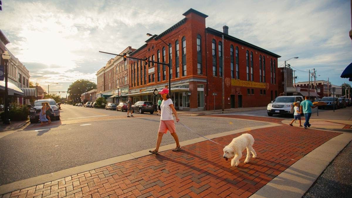 USARediscover's tweet photo. A walkable downtown, tons of history, and creative locals and makers make Elizabeth City, NC, a must for your next road trip. Get tips on what to do and see from a local: https://t.co/UrTsnNg1QI #RediscoverAmerica #VisitECity https://t.co/k5tfawFaOr