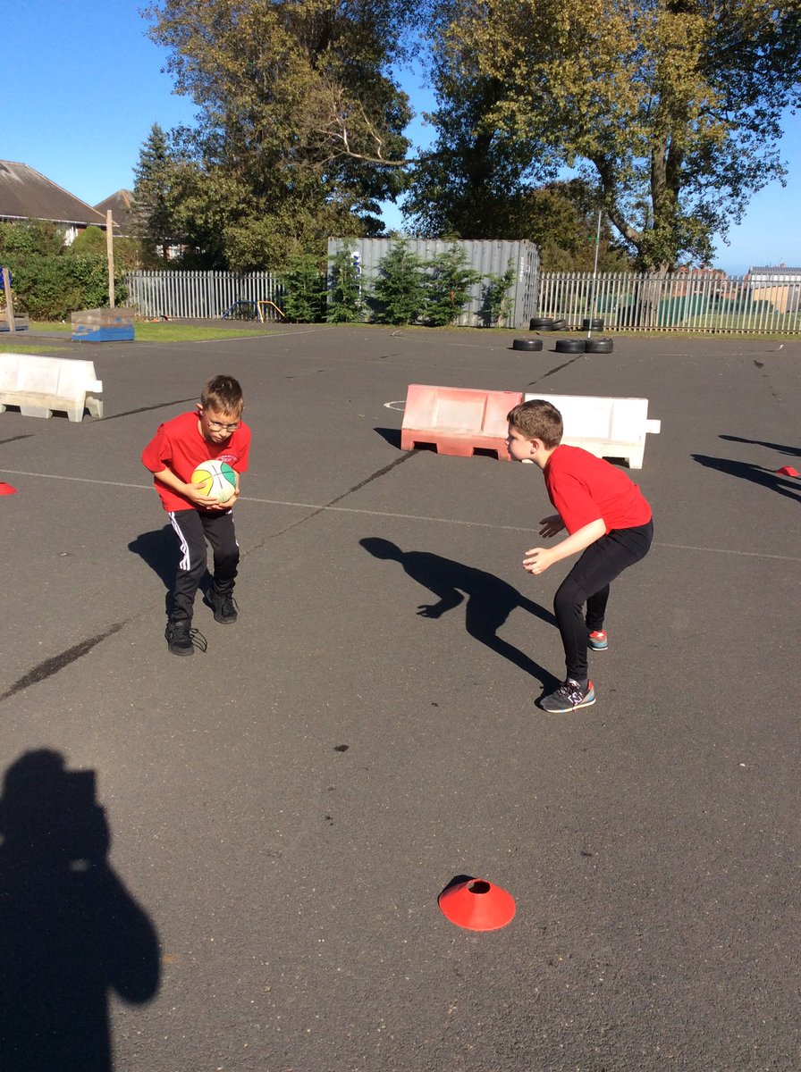 Monkhouse_PE's tweet photo. This afternoon, @mhpsyear4 continued to develop their dribbling skills. https://t.co/MvyiQNFmDE