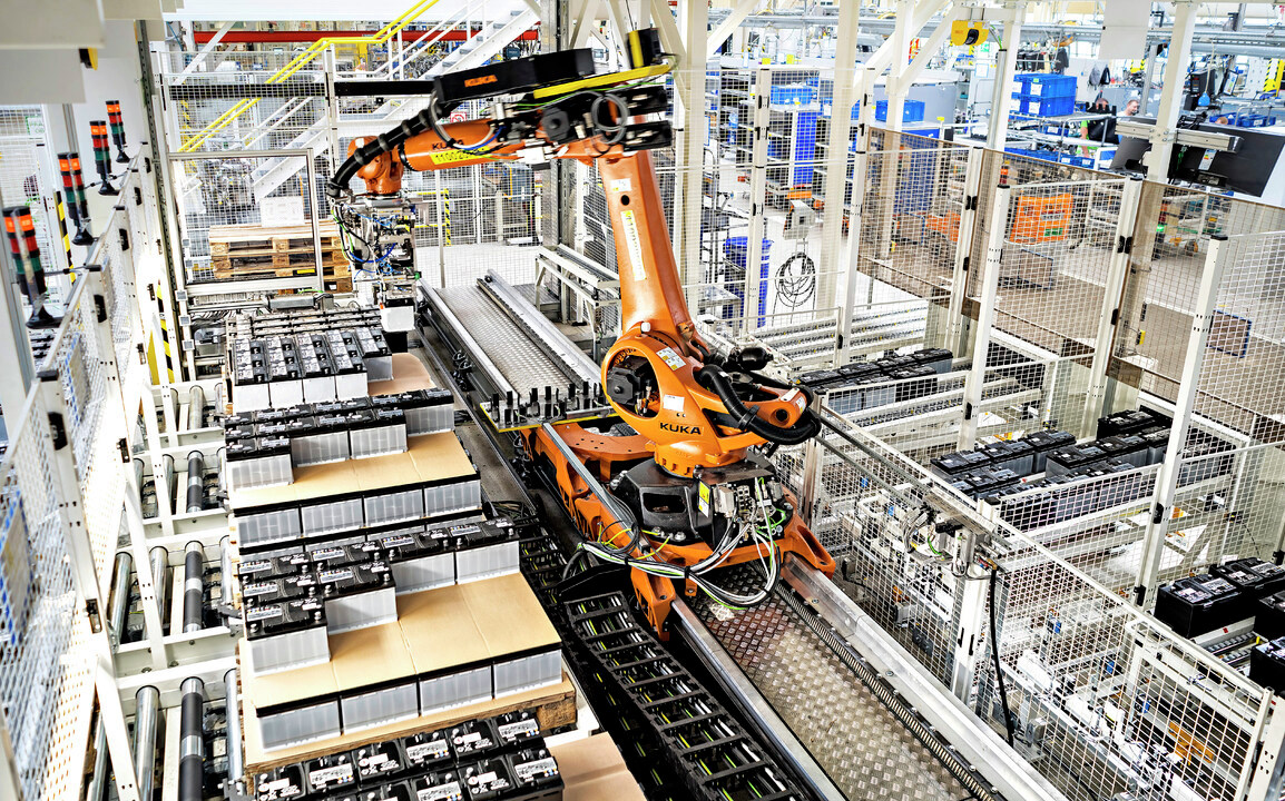 skodaautonews's tweet image. A #robot delivers just-in-sequence parts directly to the production line at the #SKODA plant in #Kvasiny. This innovative concept makes production processes more efficient and increases workplace safety.
More info: bit.ly/33ccHzs