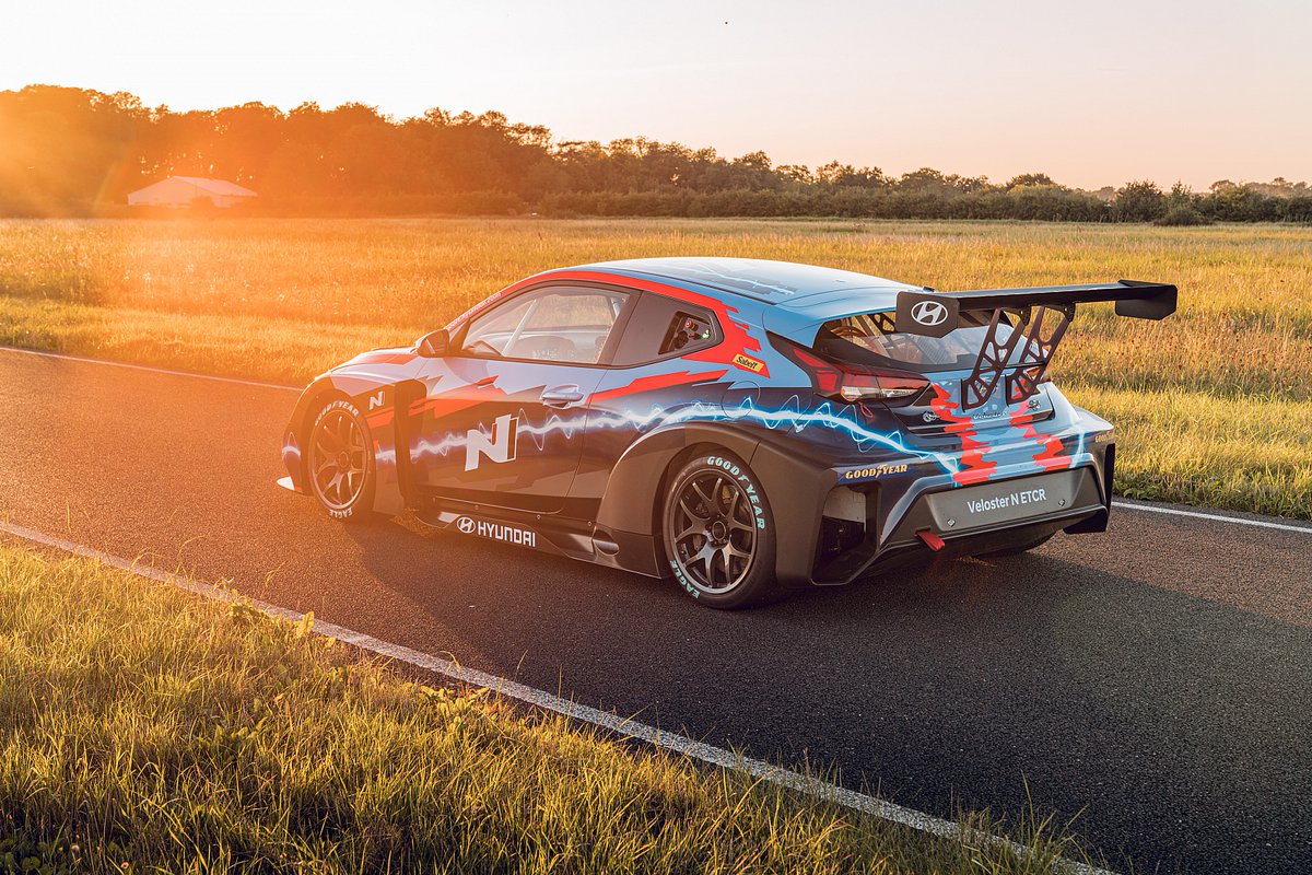fiatcrworldtour's tweet photo. Although the 🌡️#COVID19 pandemic have delayed the integration of ⚡️#ETCR kits into racing cars, #HyundaiMotorsport were able to complete their integration of a 🏎️#HyundaiVelosterN ETCR car at 👨💻#WilliamsAdvancedEngineering.
READ MORE▶️https://t.co/P8aJgRm2O4
#TCR #TCRseries https://t.co/XbjHlyF1ac