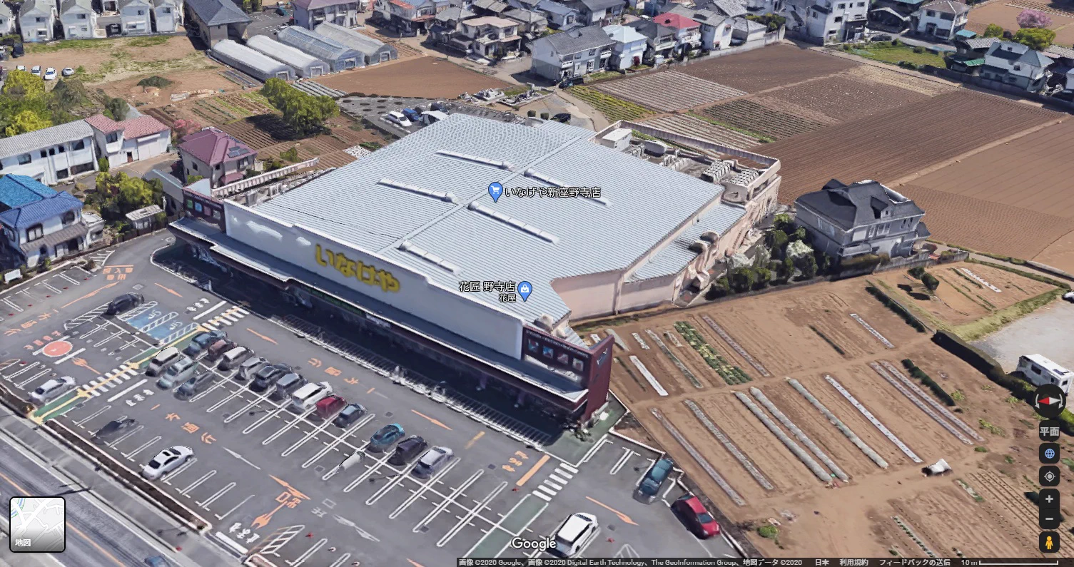 用地買収に失敗？？そのまま強引に建てちゃった系の異形スーパー。