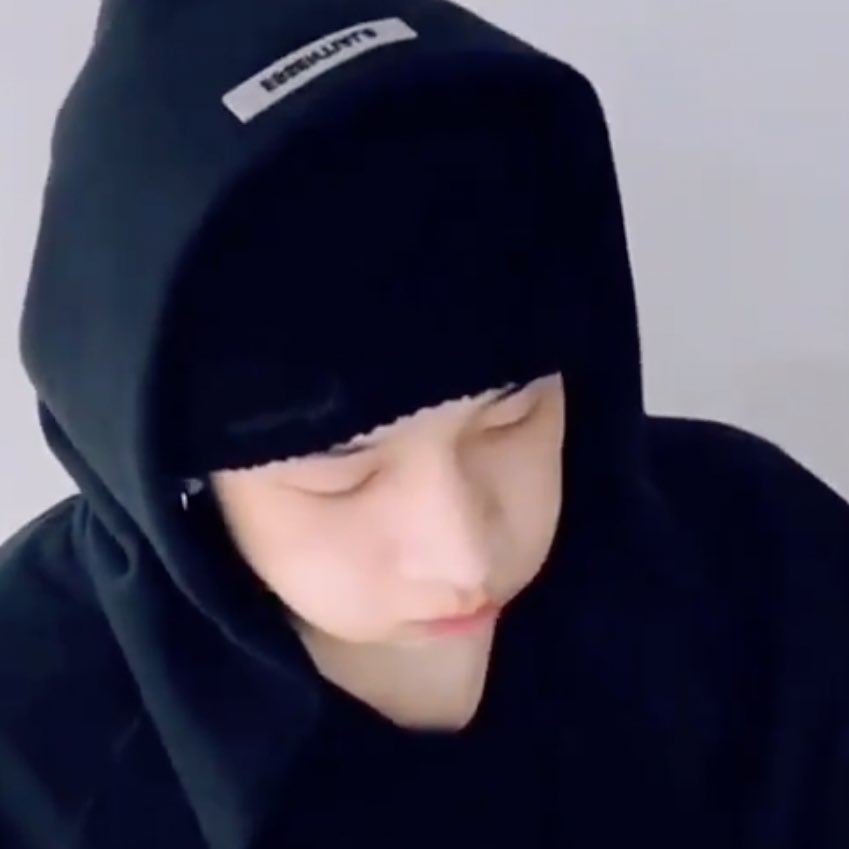 myungbug's tweet photo. hello han from        hello chan from 
stray kids                      stray kids https://t.co/MPm9DRCgAk