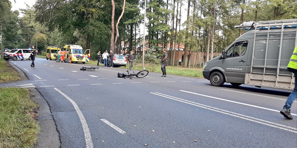ICinHKeo's tweet photo. Auto schept twee fietsers op een kruising in #Elspeet, de weg richting Nunspeet is dicht. #N310 https://t.co/iqHjyc76PW