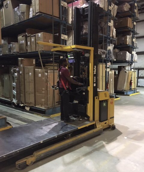 ELTCustomerSrvc's tweet photo. 2012 Yale #FurnitureSelector
Model FS030BF
24-volt (batteries are 2017-2018)
Triplex 143” x 330”
Outriggers: 42" ID x 51.5" OD
84" forks w/furniture platform
Multiple units available.
#easternliftsales #usedforklift #furnituremover #orderpicker #orderselector #yaleforklift https://t.co/WBbUhBDCCg