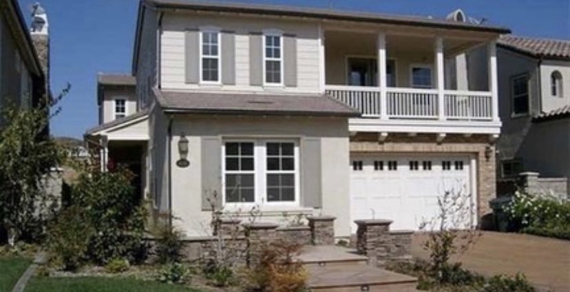 stingerbrush's tweet photo. Before &amp; After
Are you a fan of adding in a bold #color on the #exterior of your #house?
📸 King #Painting co 

#beforeandafter #housedesign #exteriordesign https://t.co/Oj8ekeQtaB