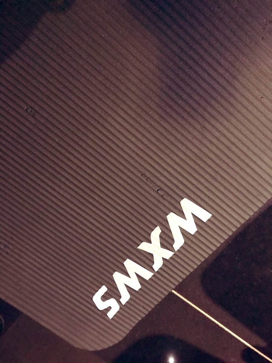 ジムにあるこのマットレス。めちゃくちゃぷにぷにしてて最高に良いんです🤩✨
自宅にあるヨガマットとは全く違う😭グッズ一つでやる気スイッチが入りますよねー♡