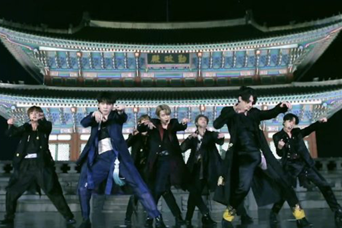PageSix's tweet photo. Jungkook's 'Tonight Show' man bun thrills BTS fans, takes over Twitter https://t.co/1K1j9B515B https://t.co/xDf0VBvGUq