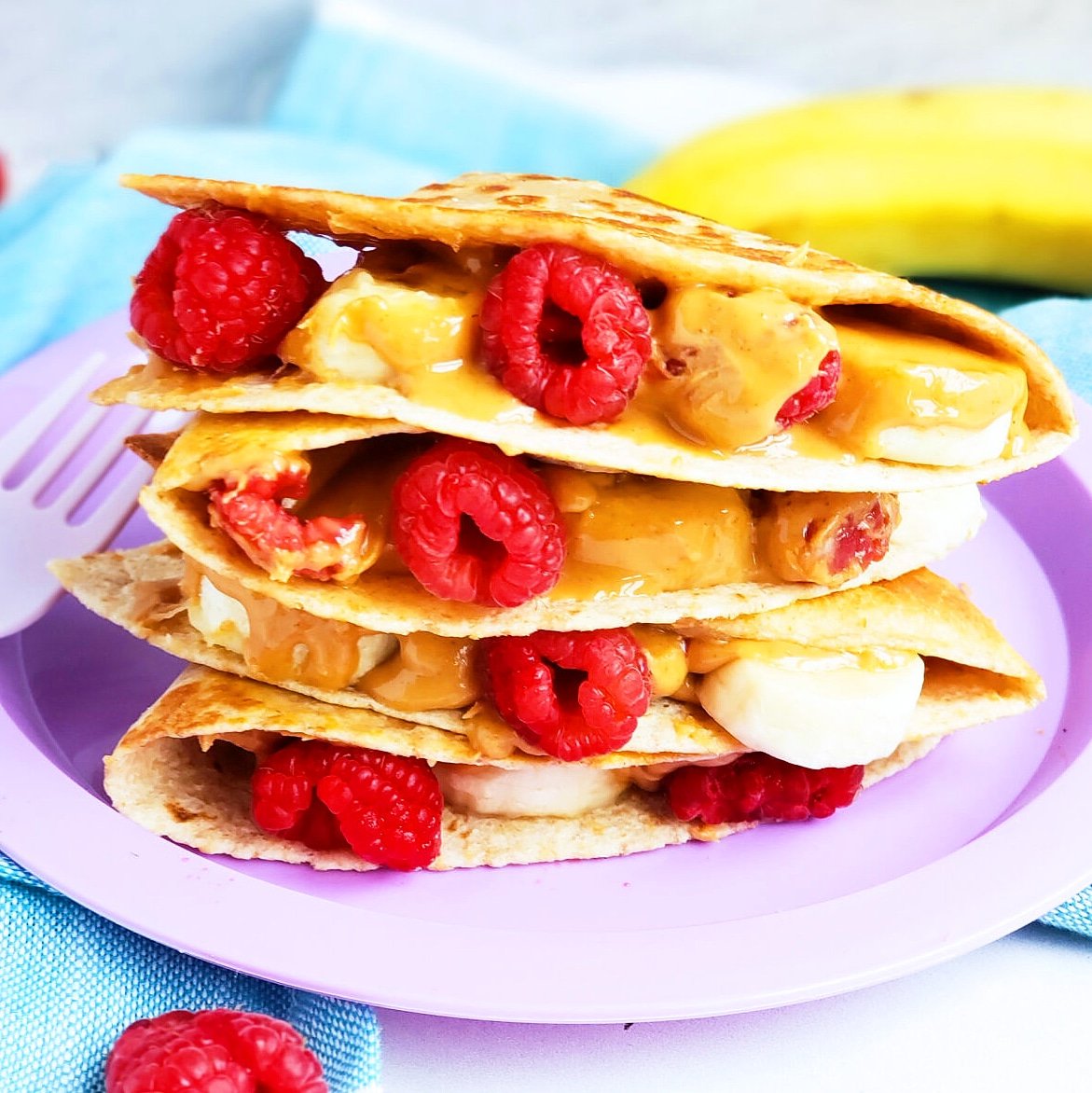 LittleEandThing's tweet photo. These Raspberry, Banana, & Peanut Butter Quesadillas are so easy to make! All you need is peanut butter, bananas, and California Giant Berry Farms Raspberries. #ad @calgiantberries #CalGiant #CalGiantBerries #FuelforSchool
https://t.co/0raIOlbDo0 https://t.co/zyrhvU4veE