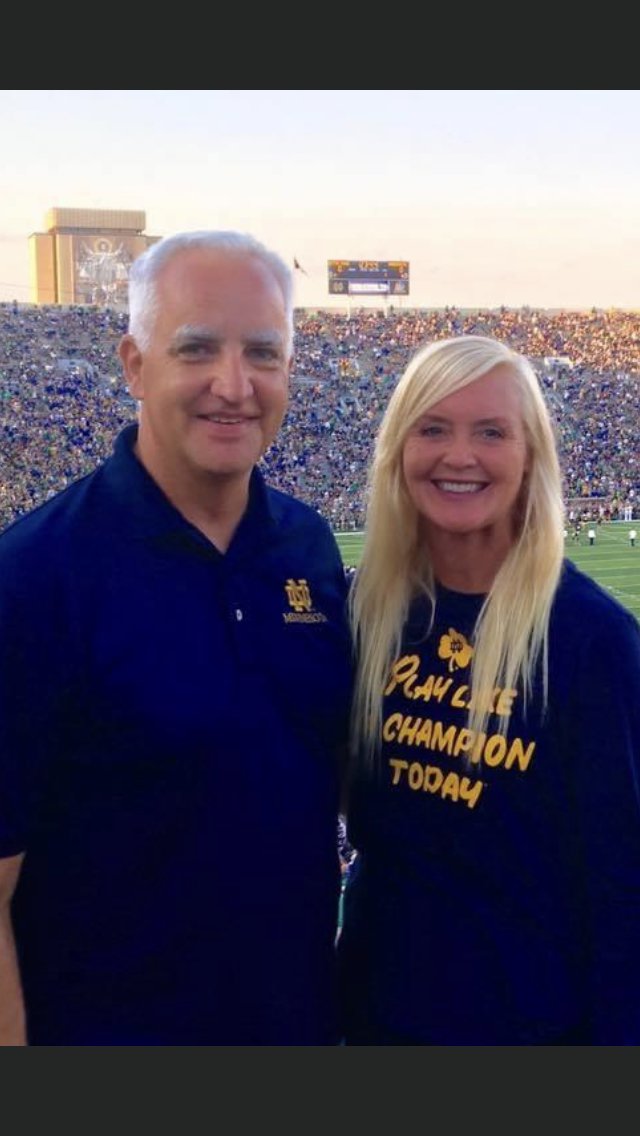 Success! Thanks to so many tweets & RTs and help from  @NotreDame alum, I am beyond grateful to find  @PaulReuvers & his daughter  @cottoneyedcourt. They make me so proud to be a  @NotreDame and Irish Guard alum. 