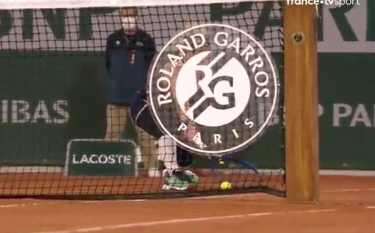 FFLose's tweet photo. Les 4 plus grosses carottes qu'on a vues récemment. 
#Mladenovic #RolandGarros https://t.co/Z1pAyvdk5J