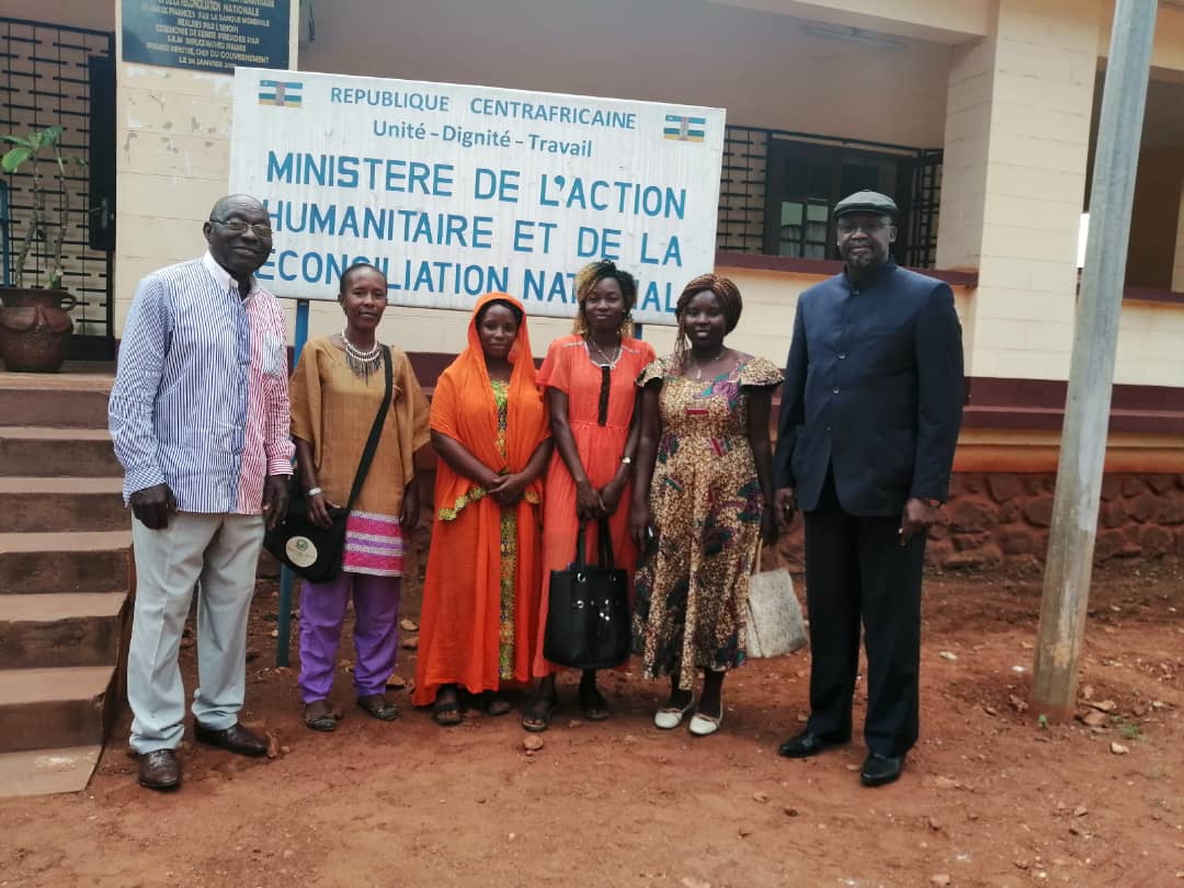 ILondoAwe's tweet photo. #IMatter : Notre combat continue pour que les femmes aient leur place dans le processus de paix en #RCA !

Aujourd'hui, nous avons rencontré M. Ngbondo et Me Gbiegba, respectivement Président et Rapporteur de la Commission de sélection des futur(e)s commissaires de la #CVJRR. https://t.co/AydncnSudu