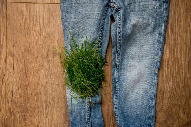 emiliemarquois's tweet photo. #InfoInsoliteDuJour #Gucci a sorti un #jean tâché d’herbe à 680€ et cela fait fait sourire les internautes. Moi aussi ! 😊 https://t.co/awbTwifbQ7 via @NeozOne https://t.co/QnwpLoaKaz