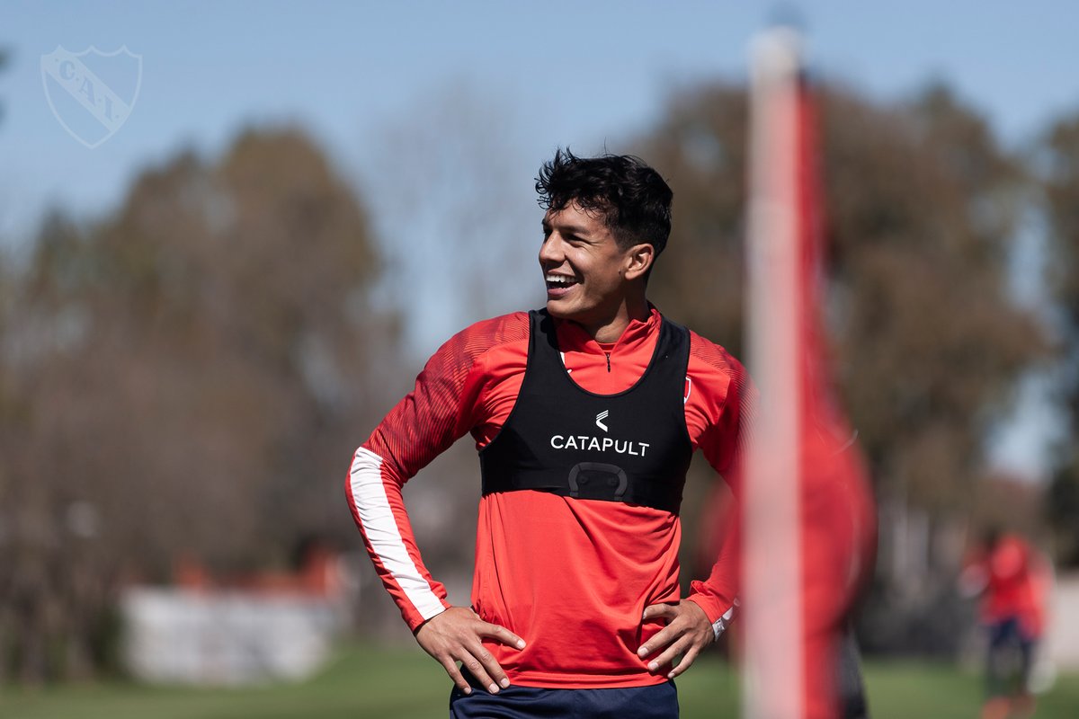 Independiente's tweet photo. Martes, Perro 😄 @lucas_romero29 

¡Falta menos y seguimos con todo!

#TodoRojo 🔴 https://t.co/9IVje8Ga1i