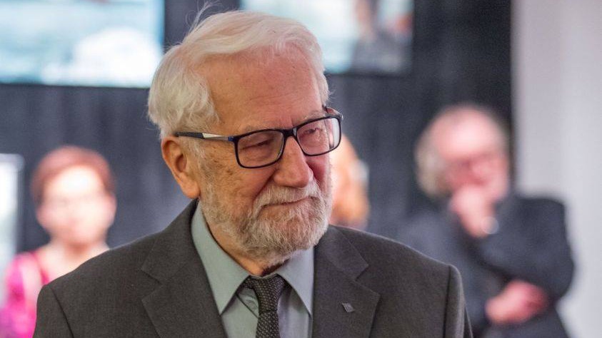 Z ogromnym żalem i smutkiem przyjęliśmy wiadomość o śmierci naszego aktora seniora JANA BÓGDOŁA, mistrza i przyjaciela.
Jan Bógdoł w środowisku był niekwestionowanym autorytetem artystycznym, moralnym i etycznym. W 2017 roku minęło 60 lat od jego scenicznego debiutu.