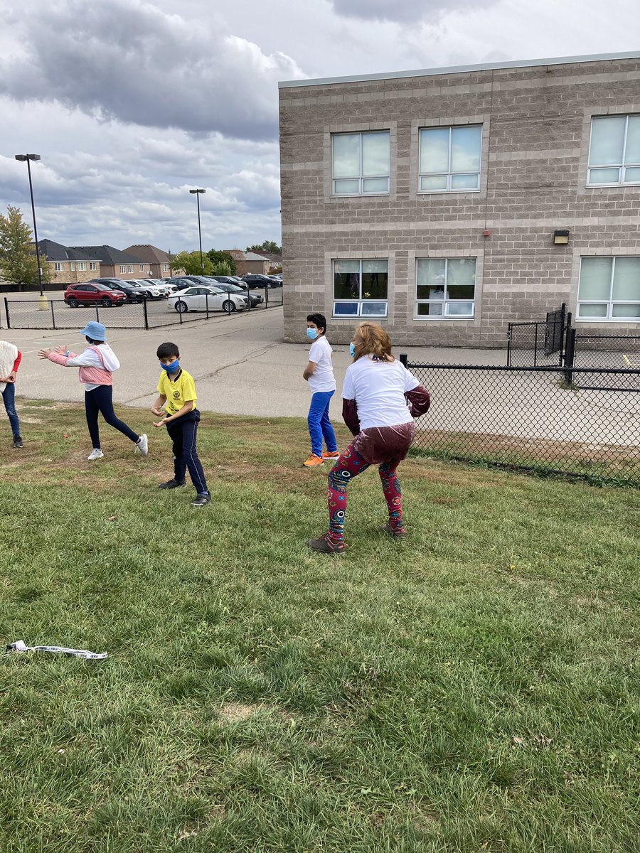 BropheyJames's tweet photo. @opheacanada @ETPHEA @PHECanada @TerryFoxCanada Larkspur students participated in Terry Fox inspired exercise sessions today to celebrate the 40th anniversary of the Marathon of Hope. #tryforterry #terryfoxschoolsrun https://t.co/ehvCk2kH0z