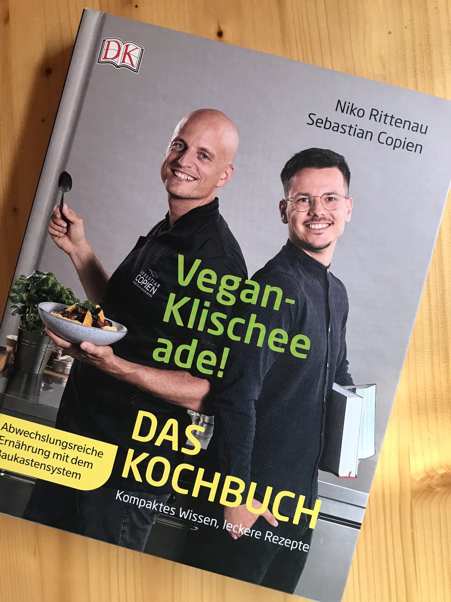 Yeah! Endlich halte ich es auch in Händen. Mein Fazit nach ein paar nachgekochten veganen Leckereien: Meliziös 😋 
#VeganKlischeeAde #NikoRittenau #SebastianCopien #VeganKochen