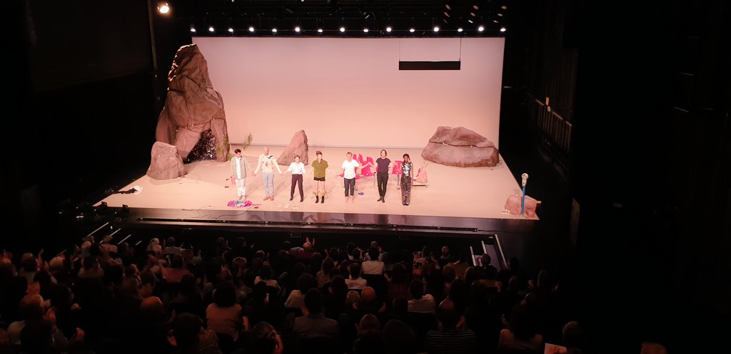 surmars7000's tweet photo. [En direct] Un tonnerre d'applaudissements dans le gradin du Théâtre le Manège...ça faisait si longtemps 😍😍😍 Un grand merci à Florence Minder et toute son équipe ! #creation #theatre #surmars #mons https://t.co/iU22CKmkYr