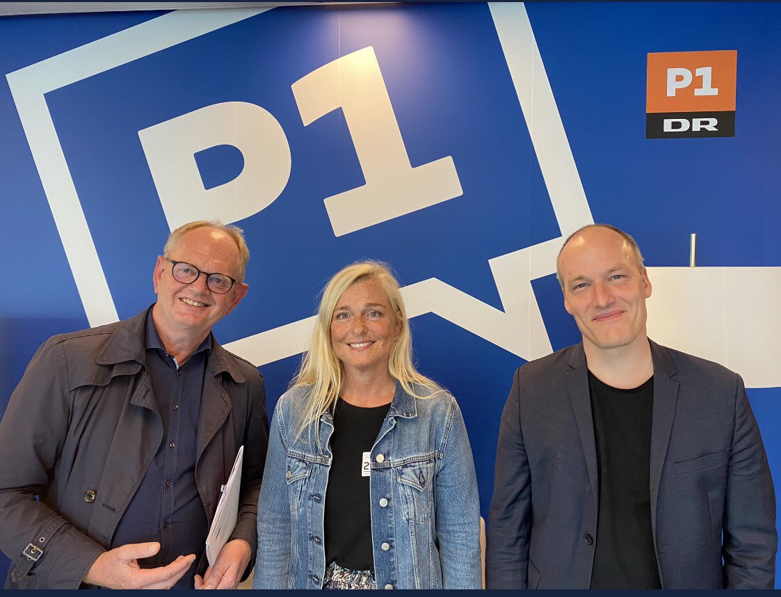 Foran en blå baggrund, i fint rødt selskab efter debat i P1 <a href="/pelledragsted/">Pelle Dragsted</a> <a href="/BennyAndersen/">Benny Andersen</a>