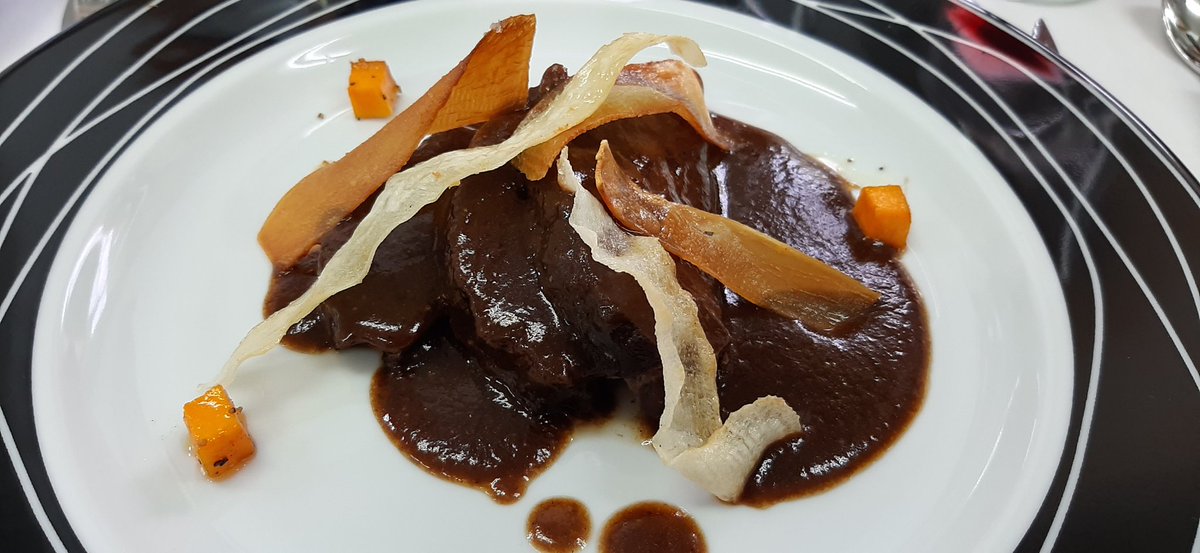 inshugroger's tweet photo. No negarem que ens encanta que els alumnes de #cuina i #serveis en #restauració practiquin amb nosaltres!!😅😅 https://t.co/PzF8z4LAgt