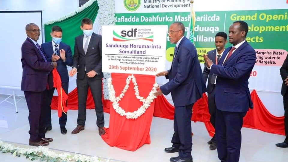 StuartBrownFCDO's tweet photo. Today @Morgan_FCDO, our Head of Development, joined President @musebiihi for official launch of 4 significant #Somaliland Development Fund (#SDFII) projects.
#UKaid is working with 🇩🇰 and 🇳🇱 to support Somaliland’s priorities in agriculture, fisheries, water and roads.🚰🎣🌱🛣 https://t.co/cObuib8ZB9