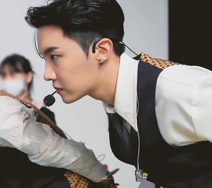 his side profile is *chefs kiss*