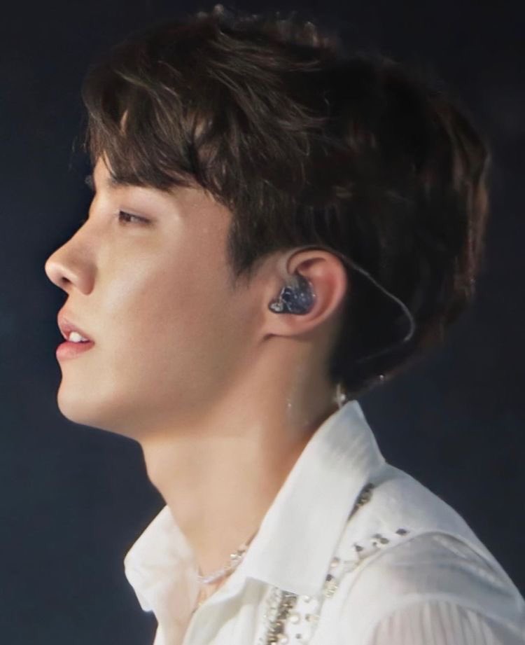 his side profile is *chefs kiss*