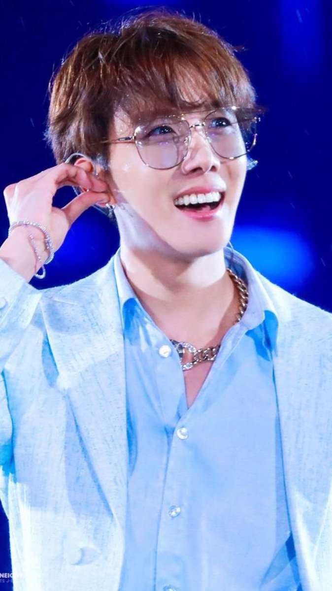 hoseok in glasses >>>>