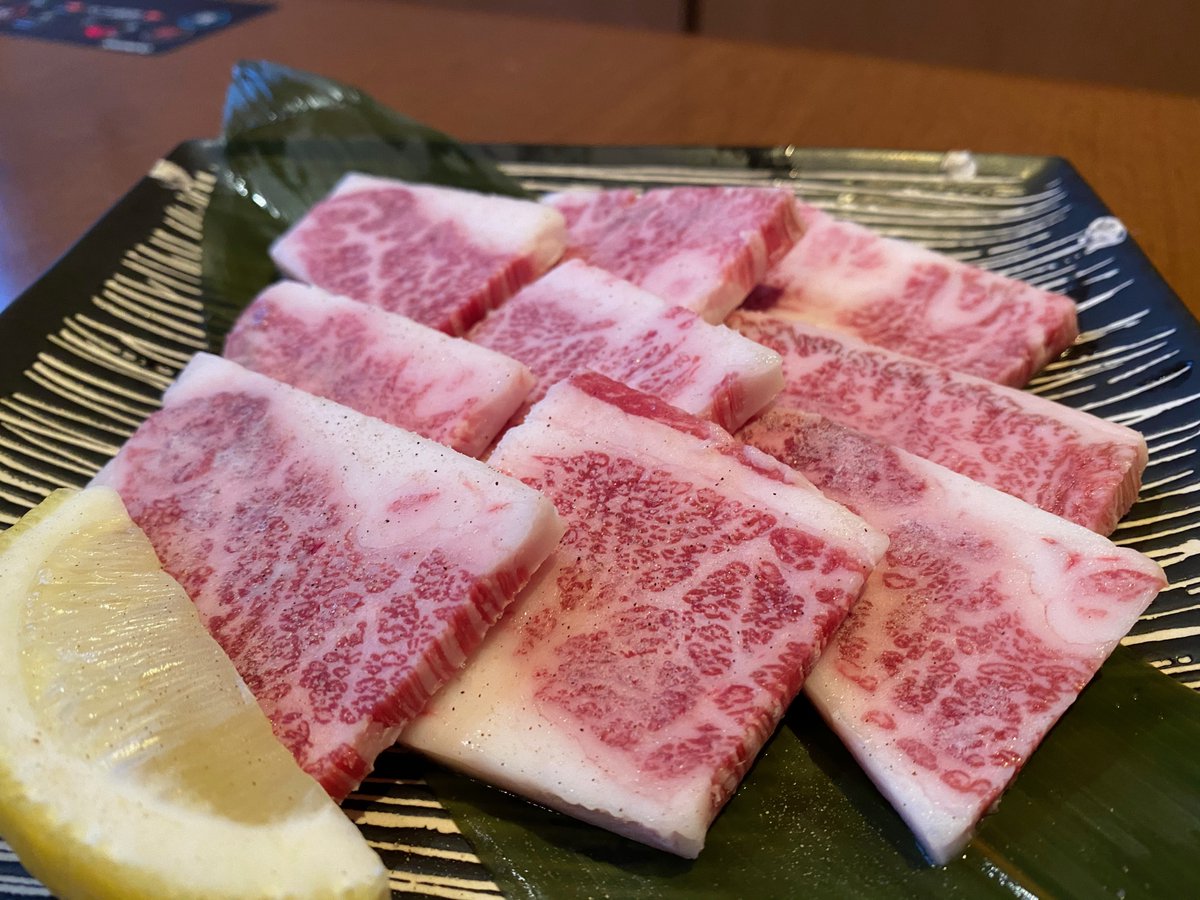 But most steak is purchased in thin pre-cut slices to be eaten right off the grill. Whether it's prime Matsusaka-gyuu or from a grocery store (love that plastic lettuce garnish; little touches)