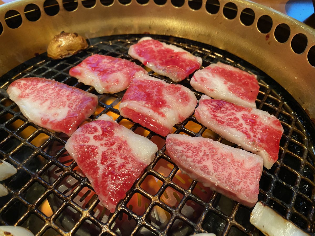 But most steak is purchased in thin pre-cut slices to be eaten right off the grill. Whether it's prime Matsusaka-gyuu or from a grocery store (love that plastic lettuce garnish; little touches)