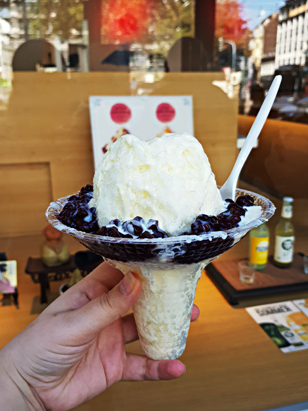 Bento_Daisuki's tweet photo. Tasty Tuesday: Koreanisches #Kakigori
Heute zeigen wir euch das "Snow Ice" (#Bingsu) von #BingGo in #Düsseldorf. Das ist fluffig leicht geschabtes Eis mit einem Topping aus Cream Cheese, Kondensmilch und süßen Roten Bohnen. 🍧 Ab 5€ und wirklich sehr lecker! https://t.co/TvdMTBNQFf