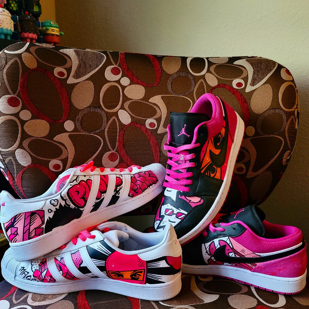 It's a T-Mobile Tuesday Tour of <a href="/geeksin_pink/">GeeksInPink</a> locations! But what shoes should I wear? 🤔 <a href="/MikeSievert/">Mike Sievert</a> <a href="/JonFreier/">Jon Freier</a> <a href="/richgarwood/">Rich Garwood</a> <a href="/RJGomezIII/">Rafael J. Gómez lll</a> <a href="/SteveLessor/">Steve Lessor</a> <a href="/AngieSchassen/">Angie Schassen</a> <a href="/Dela1015/">DELA10</a> <a href="/NoTweetsIChirp/">Martha Chirpich</a>
