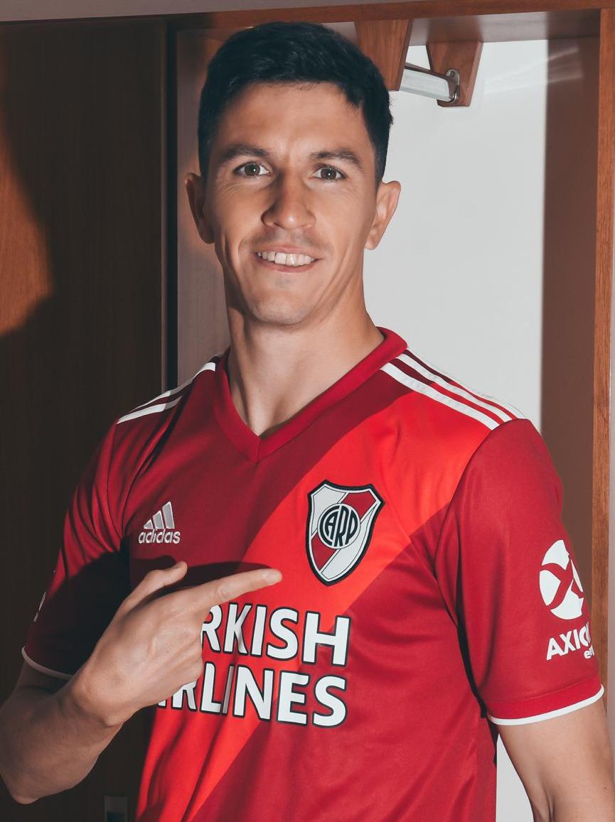 RiverPlate's tweet photo. El cerebro y el corazón unidos por la banda. ⚪️❤️⚪️ @adidasAR https://t.co/n7lhPAnWzp