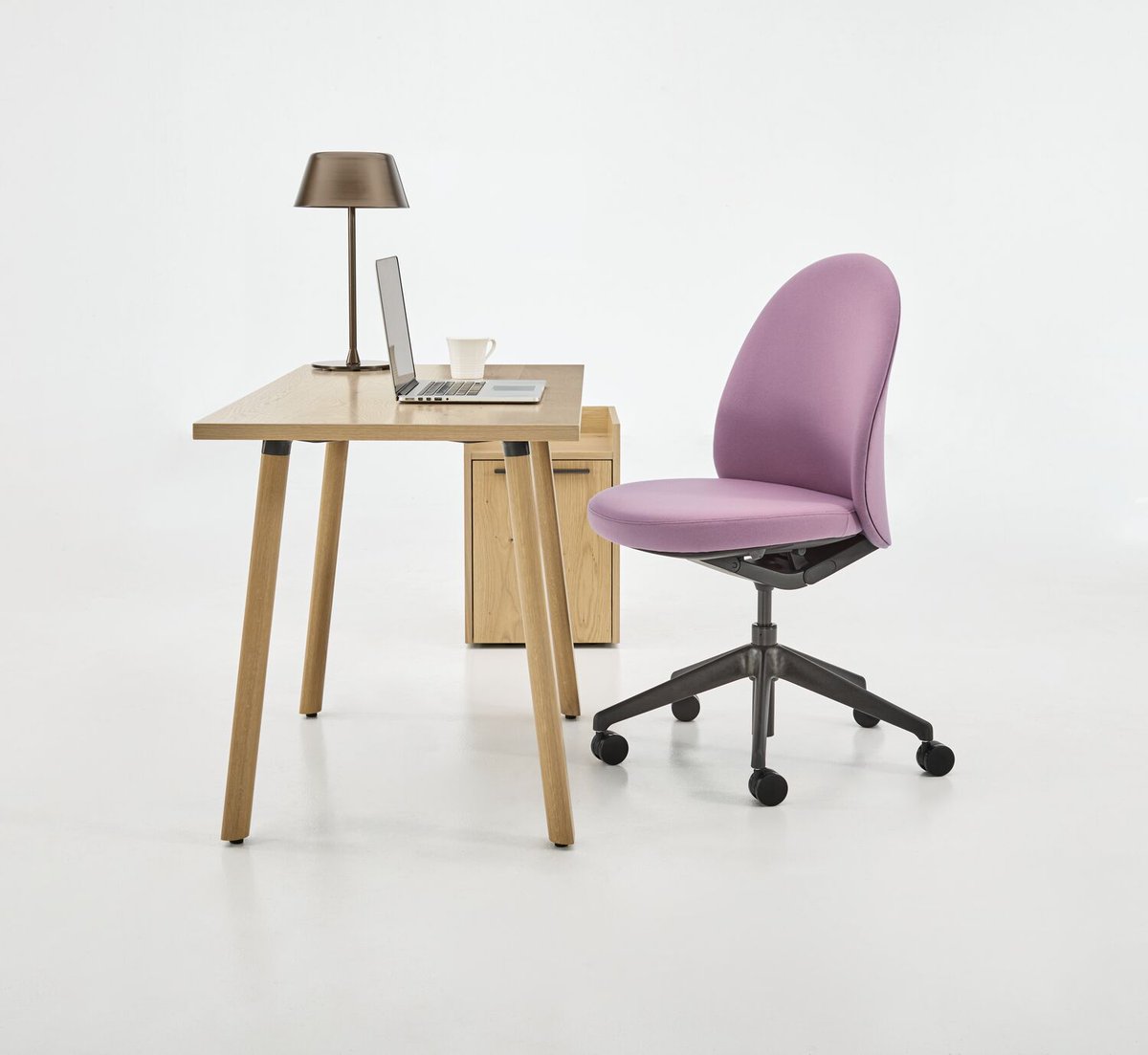 A soft task chair, Essa takes cues from a classic club chair – stressing simplicity, softness and a rich materiality. Given the move towards an office with a “softer edge”, the need for a light, less technical task chair has emerged.

bit.ly/3jaxARt
#Teknion #Essa