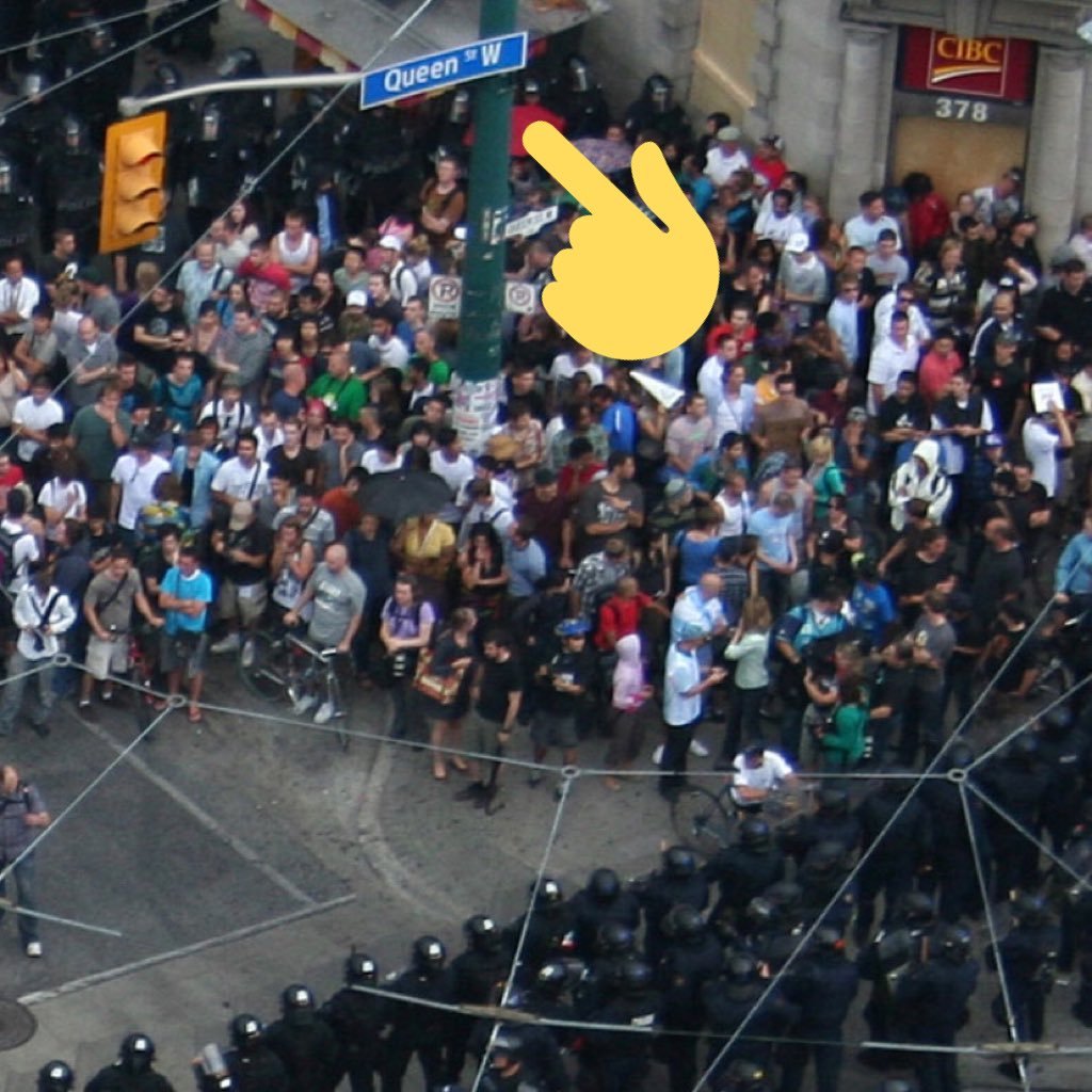 cesarfaz's tweet photo. Dresser haciendo un Dresser. En esta ocasión publicó una foto de una manifestación Toronto para atacar a Claudia Sheinbaum. No hay seriedad. https://t.co/HnSIE3iM9H