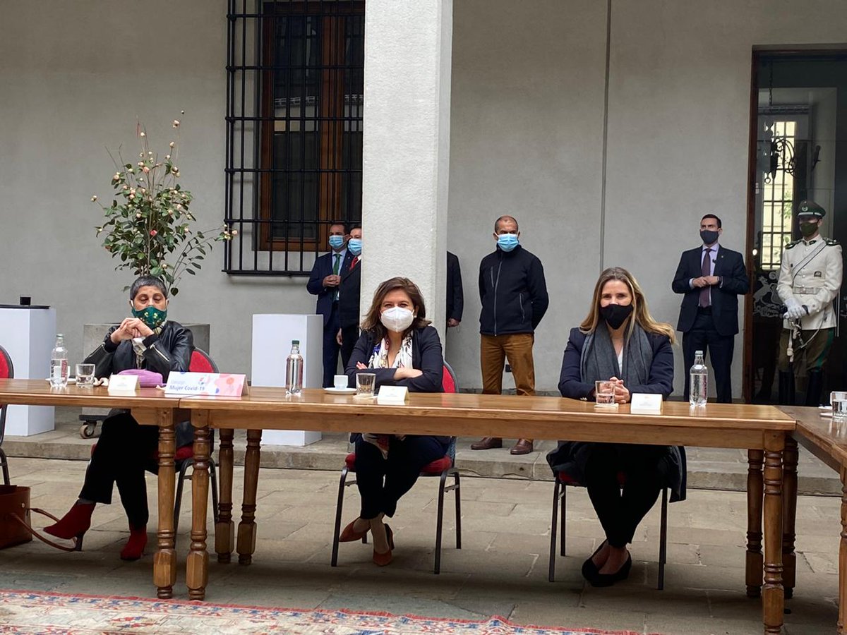 [AHORA] Estamos en La Moneda entregando al Pdte <a href="/sebastianpinera/">Sebastian Piñera</a> el trabajo del #ConsejoMujerCovid19, liderado por ministra <a href="/monicazalaquett/">Mónica Zalaquett S.</a>, donde planteamos la importancia de incorporar el enfoque de género en las medidas que se tomen para tener una #ReactivaciónConMujeres