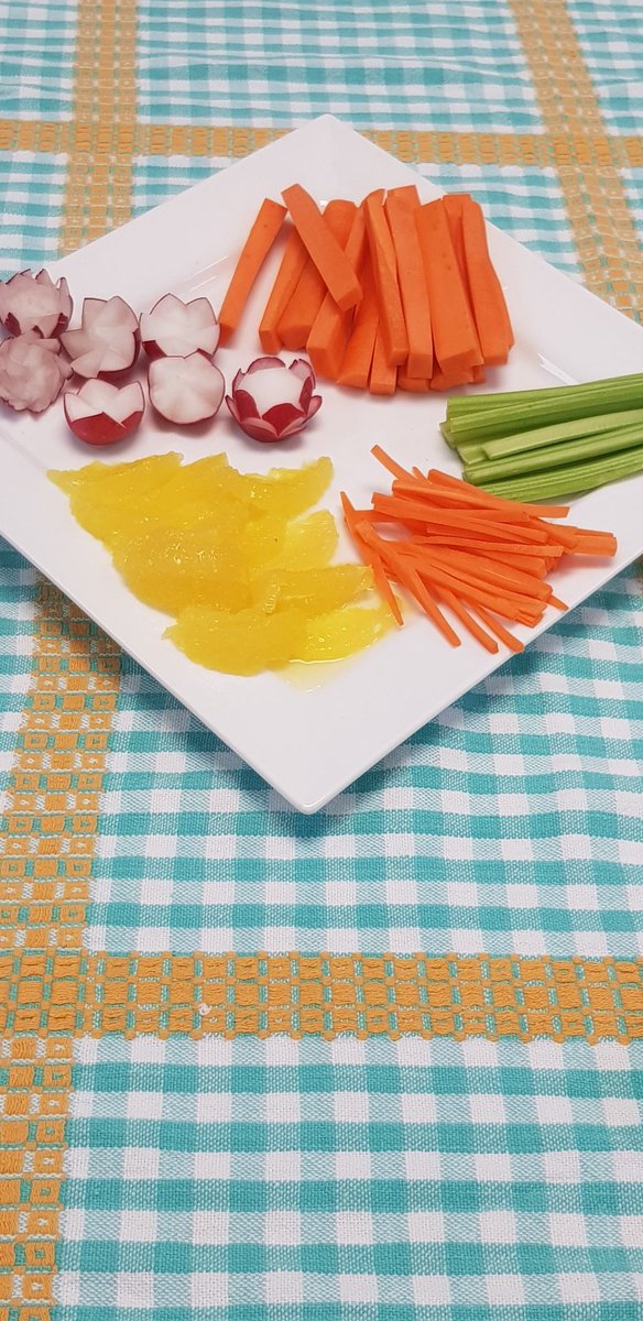 Colourful lesson. Knife skills. Year 10 first practical. Presentation is important. Look at the concentration. @StAnnes_N13 #eatarainbow #fiveaday