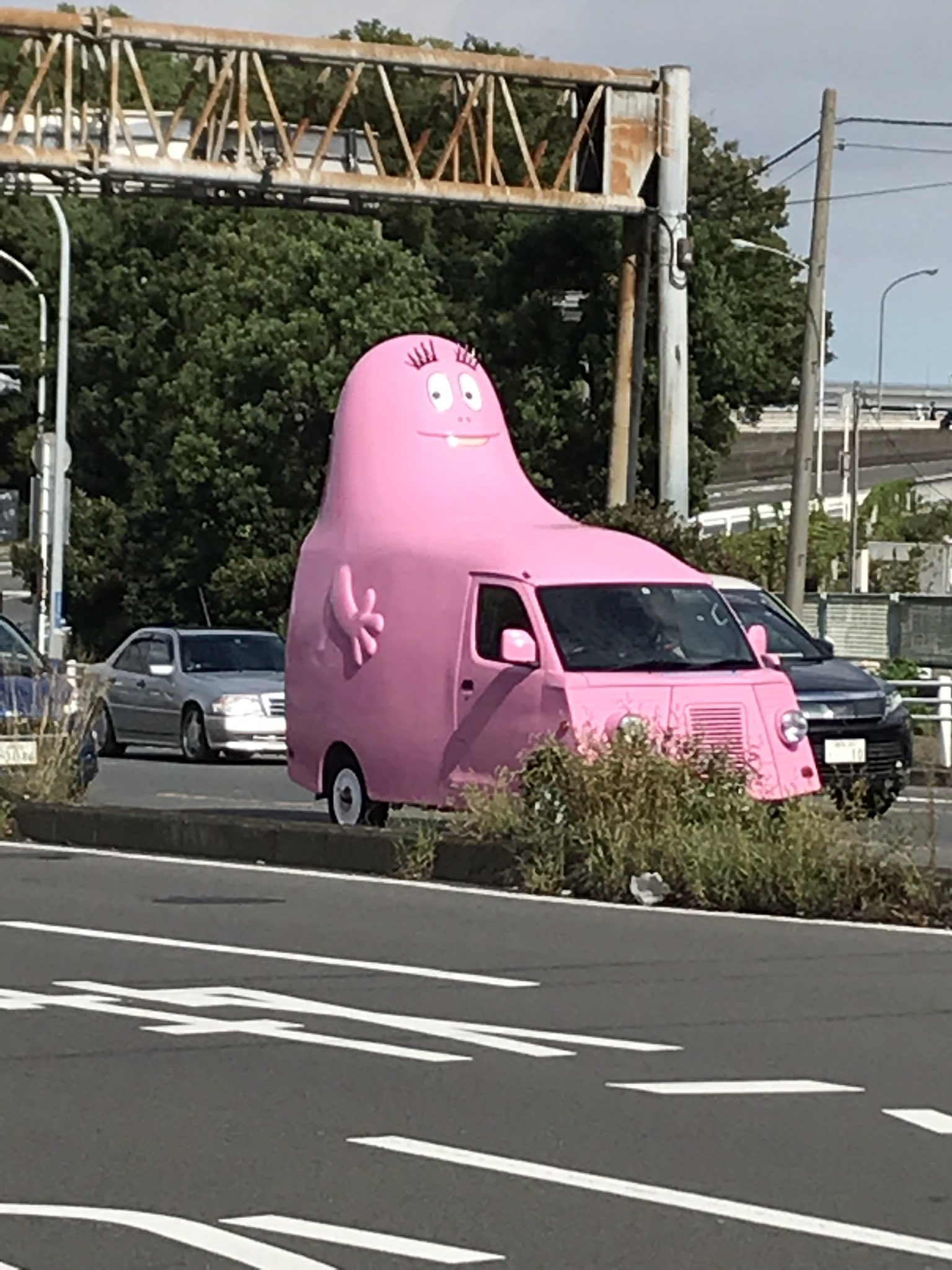 Kohei 深夜の雑学コーナー 日本でも子どもたちに人気の バーバパパ は フランス生まれの絵本 バーバパパ とはフランス語で わたがし という意味 パパのひげ を意味する Barbe A Papa には わたがし の意味もあり そこから