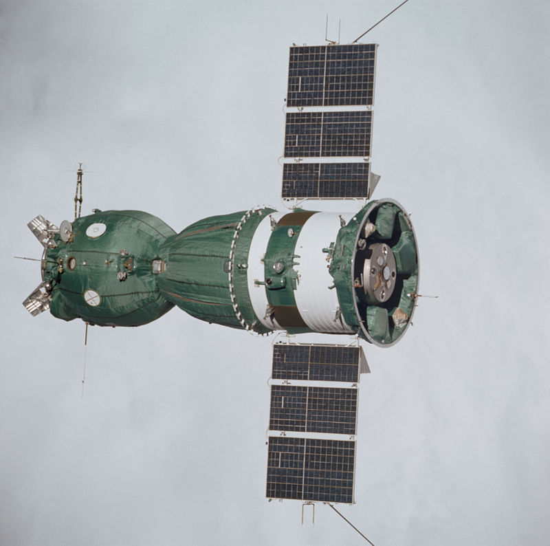 La idea era sencilla: acoplar dos naves de cada país y convertirlo en un experimento común y en un acercamiento diplomático. Los rusos tenían la Soyuz, la nave tripulada rusa que se sigue utilizando hoy en día (con mejoras).