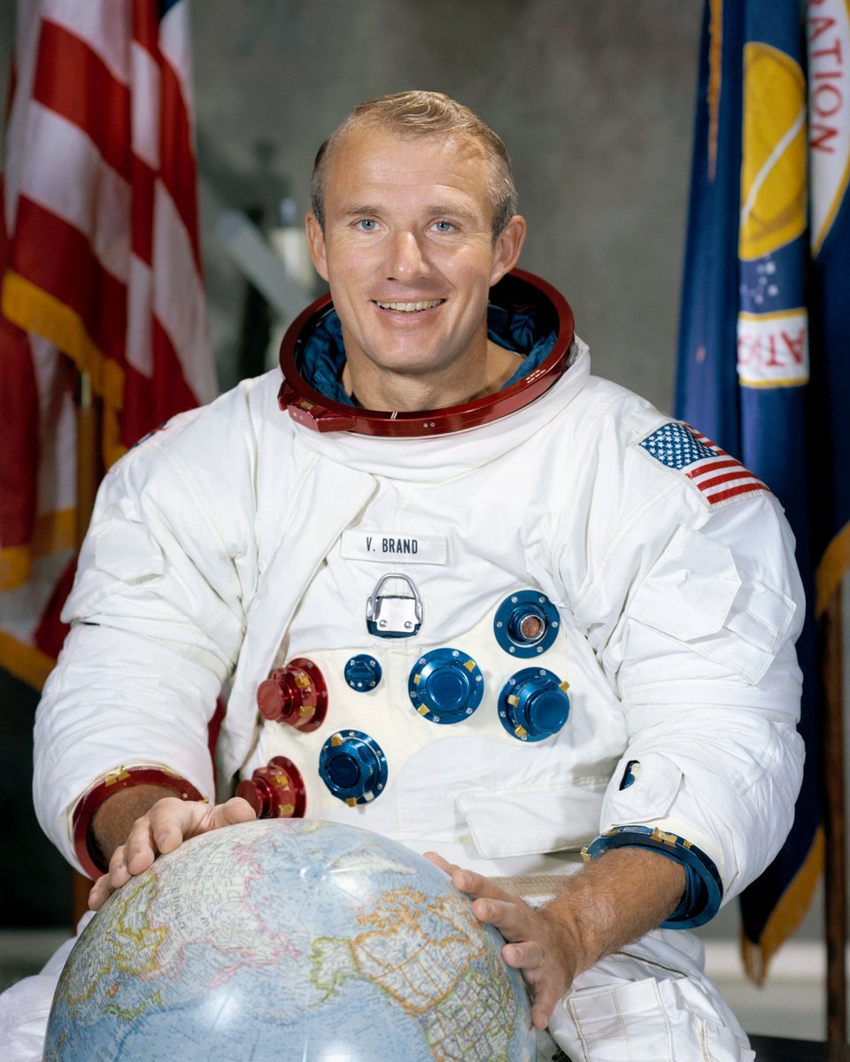 Por la parte americana se elige como comandante a Thomas Stafford (veterano de las Gemini 6, Gemini 9 y Apolo 10), a Vance Brand como piloto de módulo de mando (primera misión espacial) y a Deke Slayton como piloto del módulo de acoplamiento (primera misión espacial).