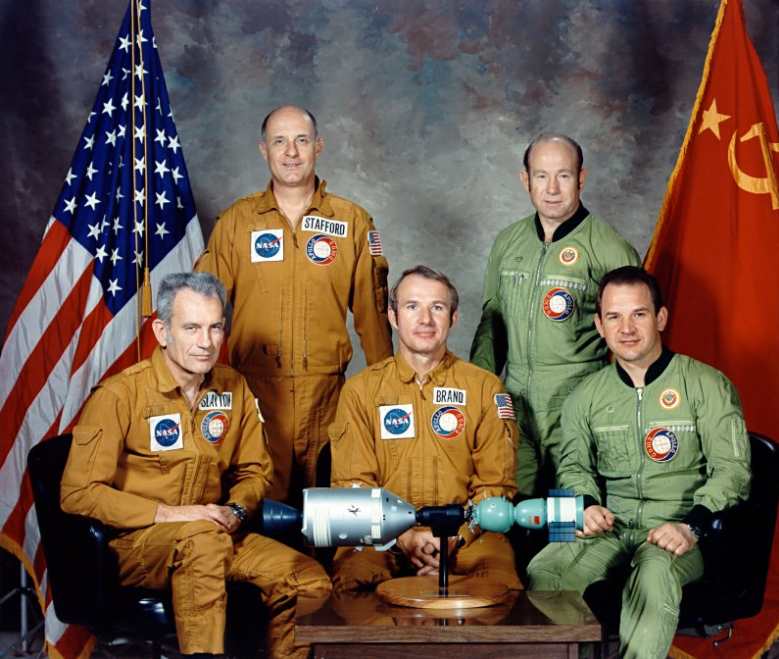 Normalmente en la Soyuz caben 3 personas, pero se metieron trajes a presión para evitar lo que les había pasado a los visitantes de la Salyut 1. Ya solo quedaba espacio para 2 cosmonautas.