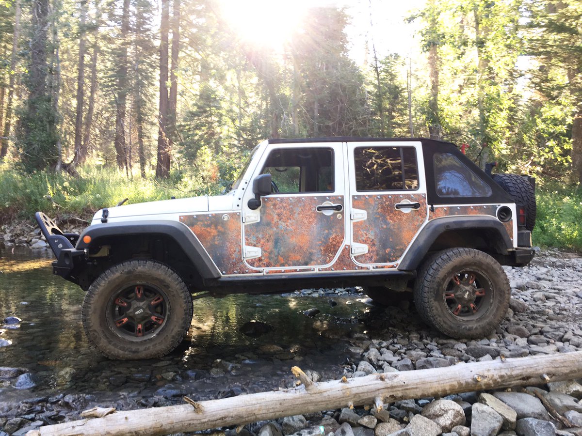 The Rusty JKU Armor. Best looking removable trail protection you can always depend! #mekmagnet #jeeparmor #jeepwrangler #therusty #trailprotection #trailready