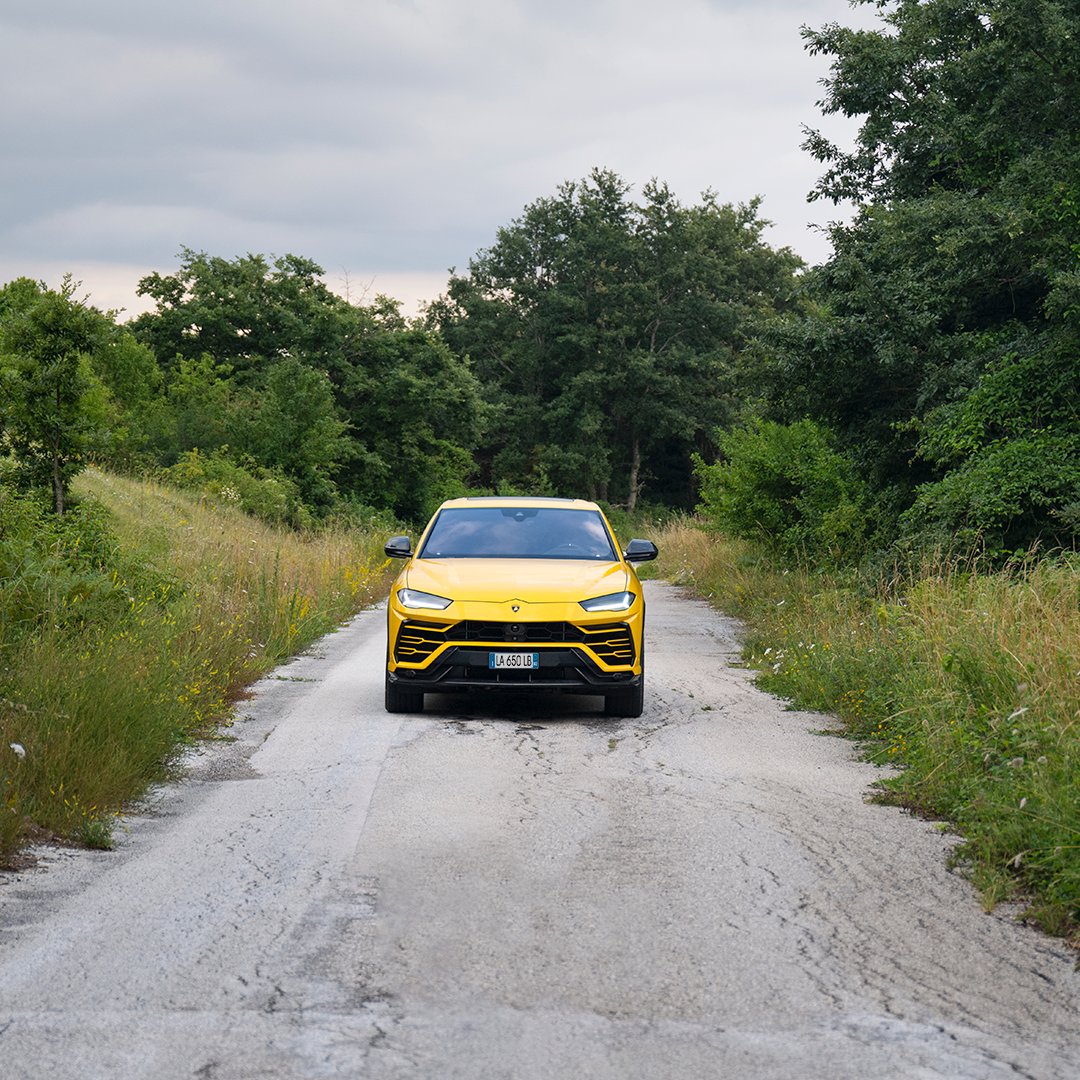 Molise is an Italian land where determination meets romance. With Roselena Ramistella, our Urus explores this region of woods, sea, valleys of wheat and sunflowers and history.
Discover more: lam.bo/WithItalyForIt…
#Lamborghini #Urus #UnlockAnyRoad #WithItalyForItaly #Molise