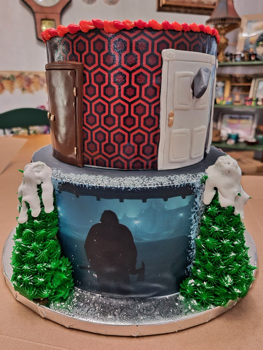 nerdgirl81's tweet photo. We had to wait for Dylan's Birthday Cake, cause of the details. It was worth the wait! The cake is INCREDIBLE!! 🧡🖤🧡
#birthdaycake #cake #theshining #theshiningmovie #horrorcakes #horror #horrorcake https://t.co/zfmKSpmW81