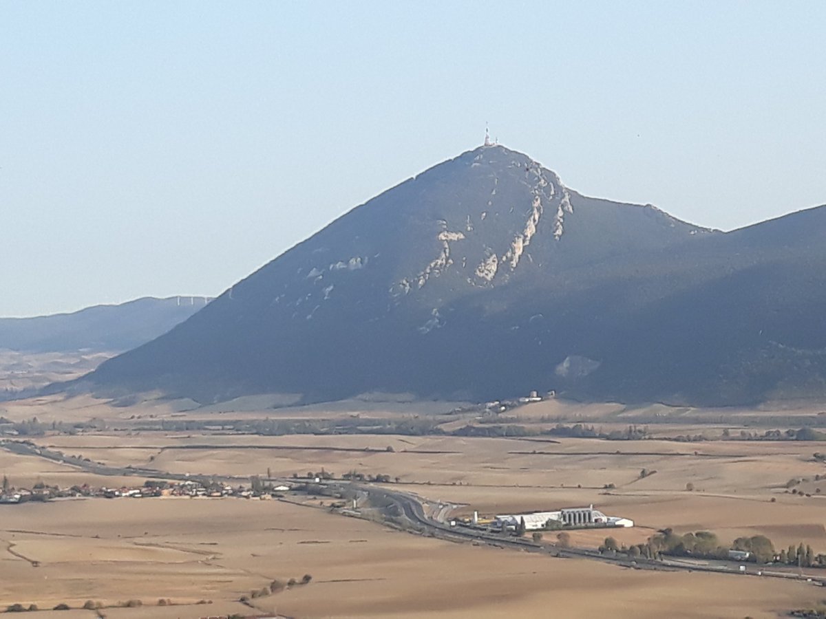 Noainmeteo's tweet photo. Vistas desde la sierra de #Tajonar, entre otros montes #Ezkaba #HigaDeMonreal #Elomendi #Alaitz y cabezón de #Etxauri. https://t.co/oy7NOv0vrL
