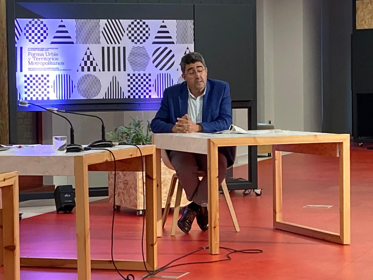 isuf_h's tweet photo. En directo desde la sala plenaria la sesión "Aproximaciones morfológicas para la comprensión
e intervención en los territorios actuales: Iberia" presentada por  @AlbertCuchi 

#isufh #congreso  #Urbanismo #Formaurbana https://t.co/1e0s8xBrjl