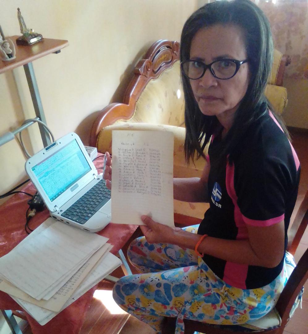 PachecoLiceo's tweet photo. Coordinadora Pedagógica de 1er año organizando Las nóminas y la atención de los más pequeños que se convierten en Pachequistas #CadaFamiliaUnaEscuela @NicolasMaduro @psuvaristobulo @ZonaEduTrujillo @LirosTorres @Circuito3Red12 @RCcbit_trujillo https://t.co/xW1lpGry0r