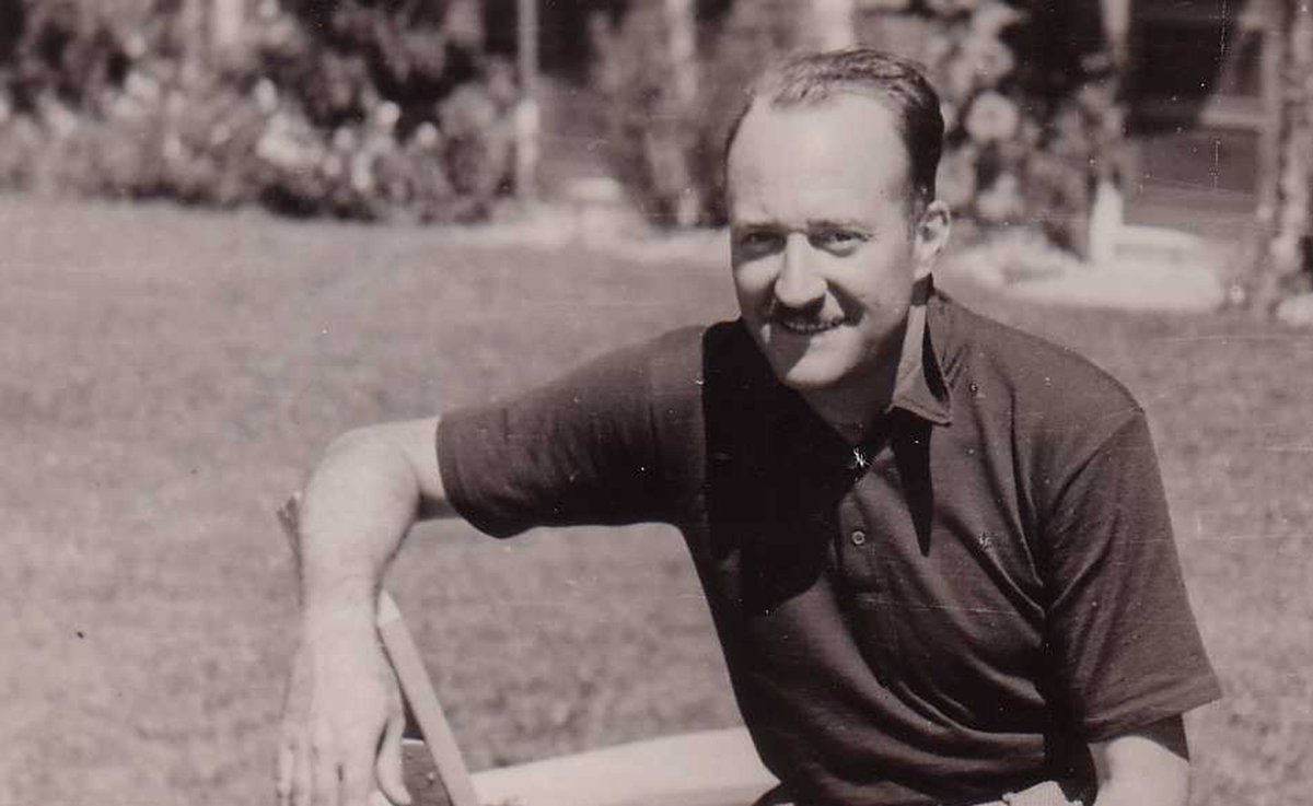 In America, Mises befriends the great Henry Hazlitt, who wrote a favorable review of Socialism. Hazlitt became a close friend and vital professional contact for Mises, whose defense of capitalism put him at odds with the intellectual climate of FDR& #39;s America.