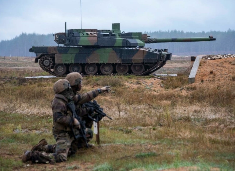 President Macron visited French troops deployed with @NATO in Lithuania today. Strong 🇨🇵 commitment to Baltic security. #eFP #MissionLynx @armeedeterre